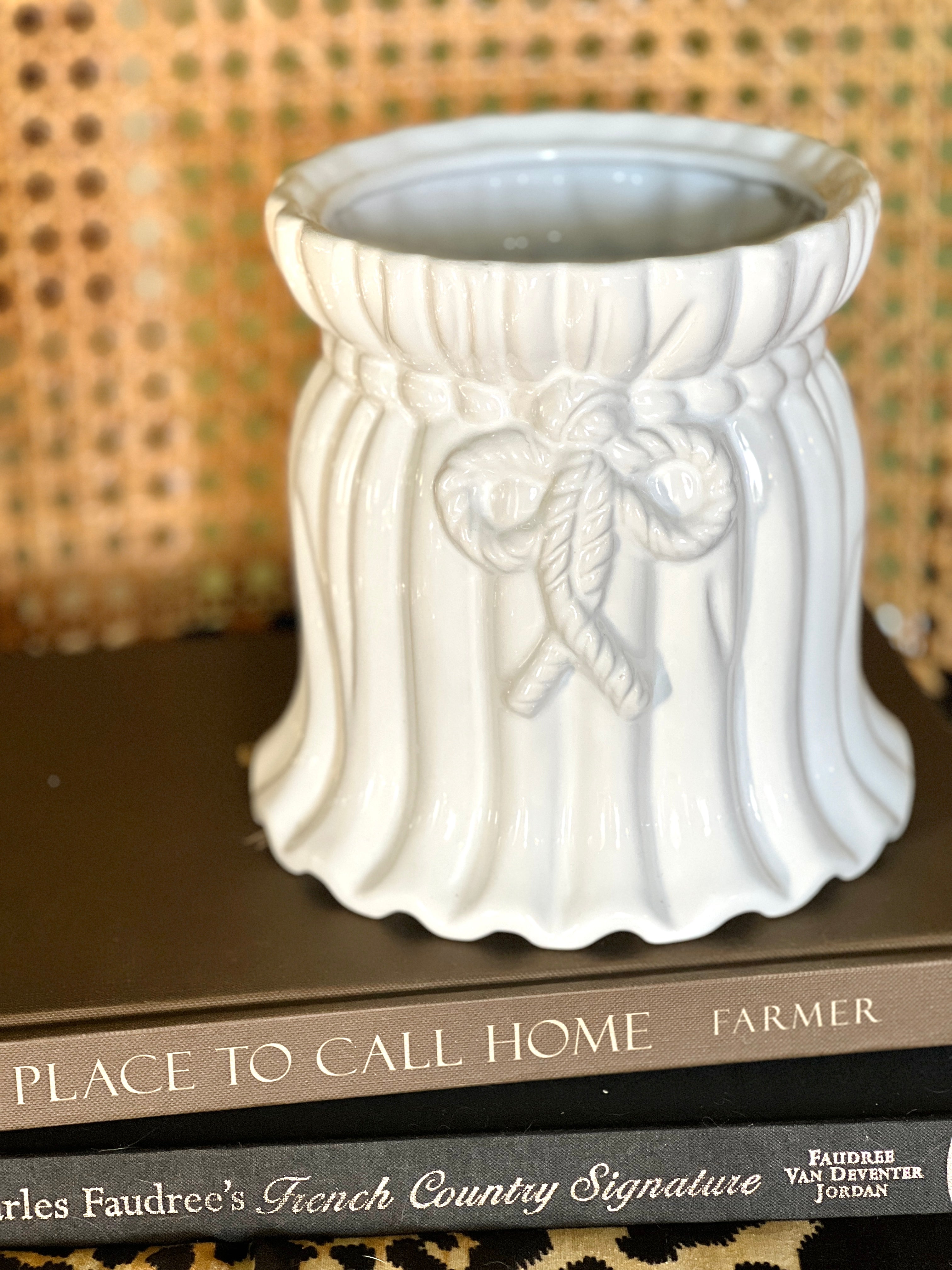 Pleats and bow white ceramic Cachepot