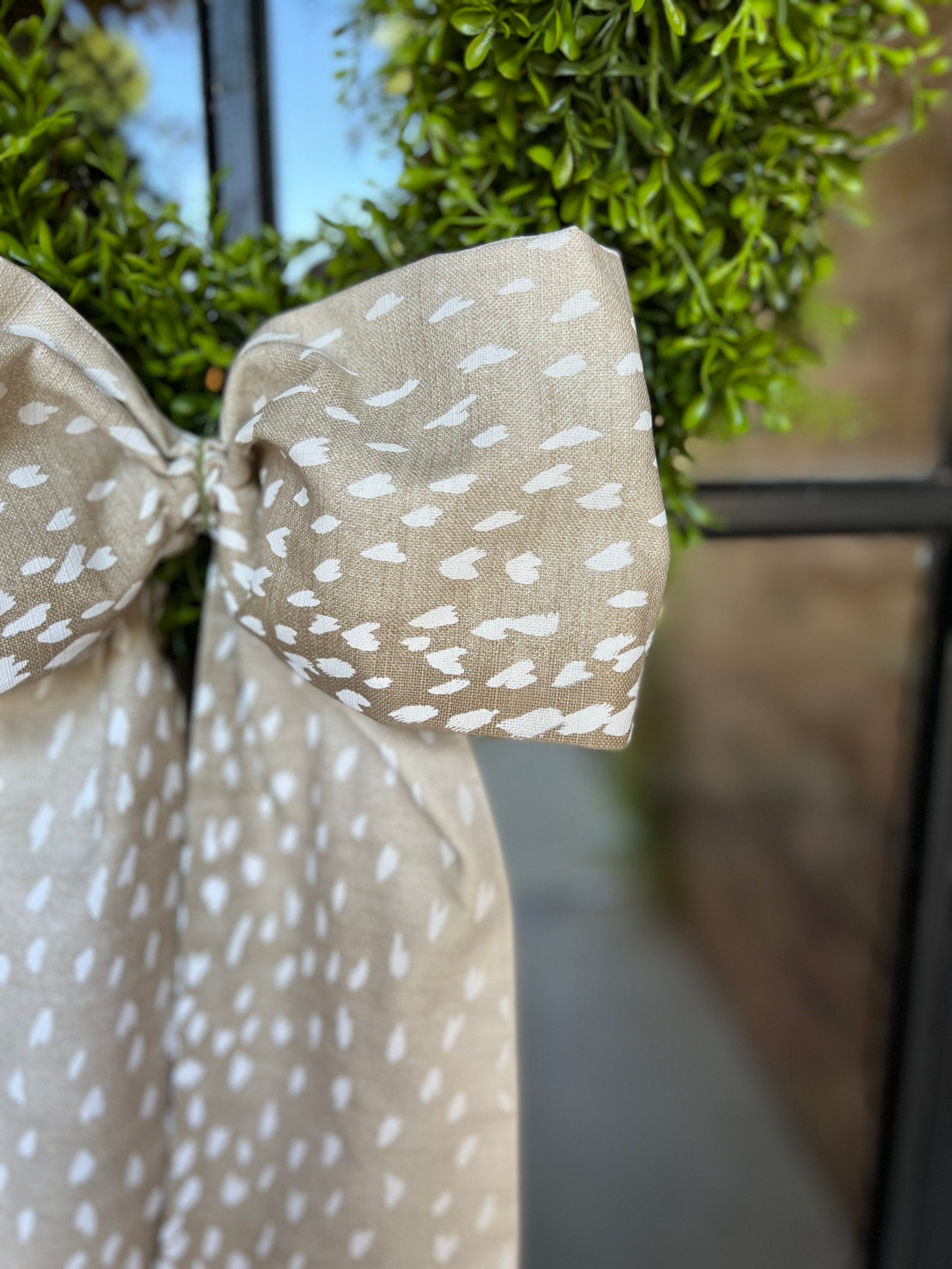 Antelope wreath sash beige and white