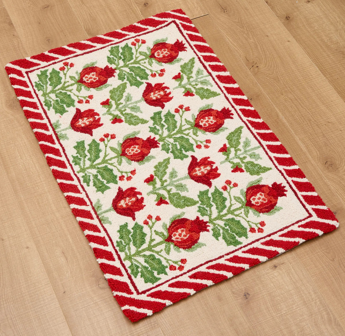 Holiday Mughal hand hooked accent rug