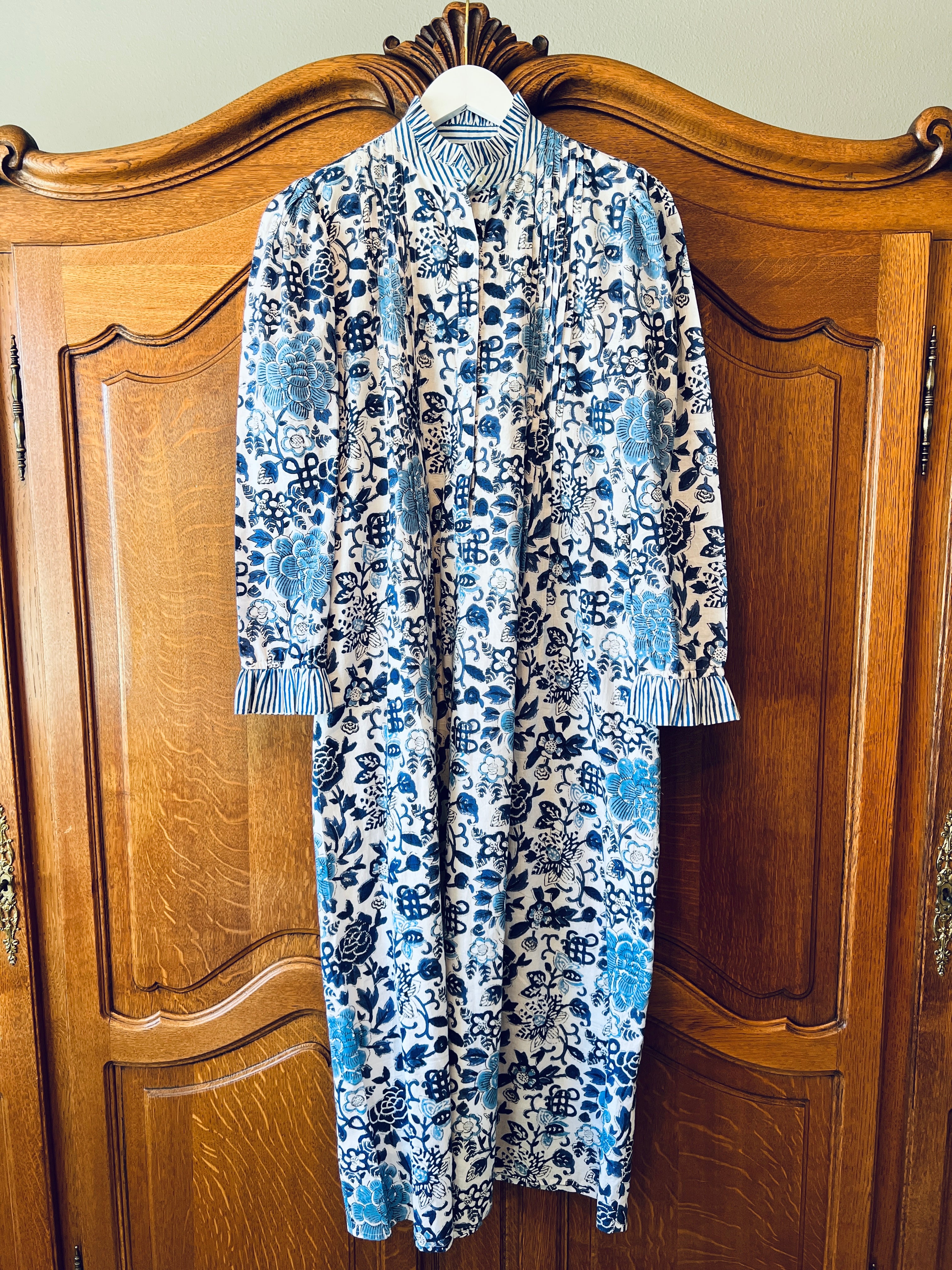 Pintuck caftan maxi dress blue and white porcelain print