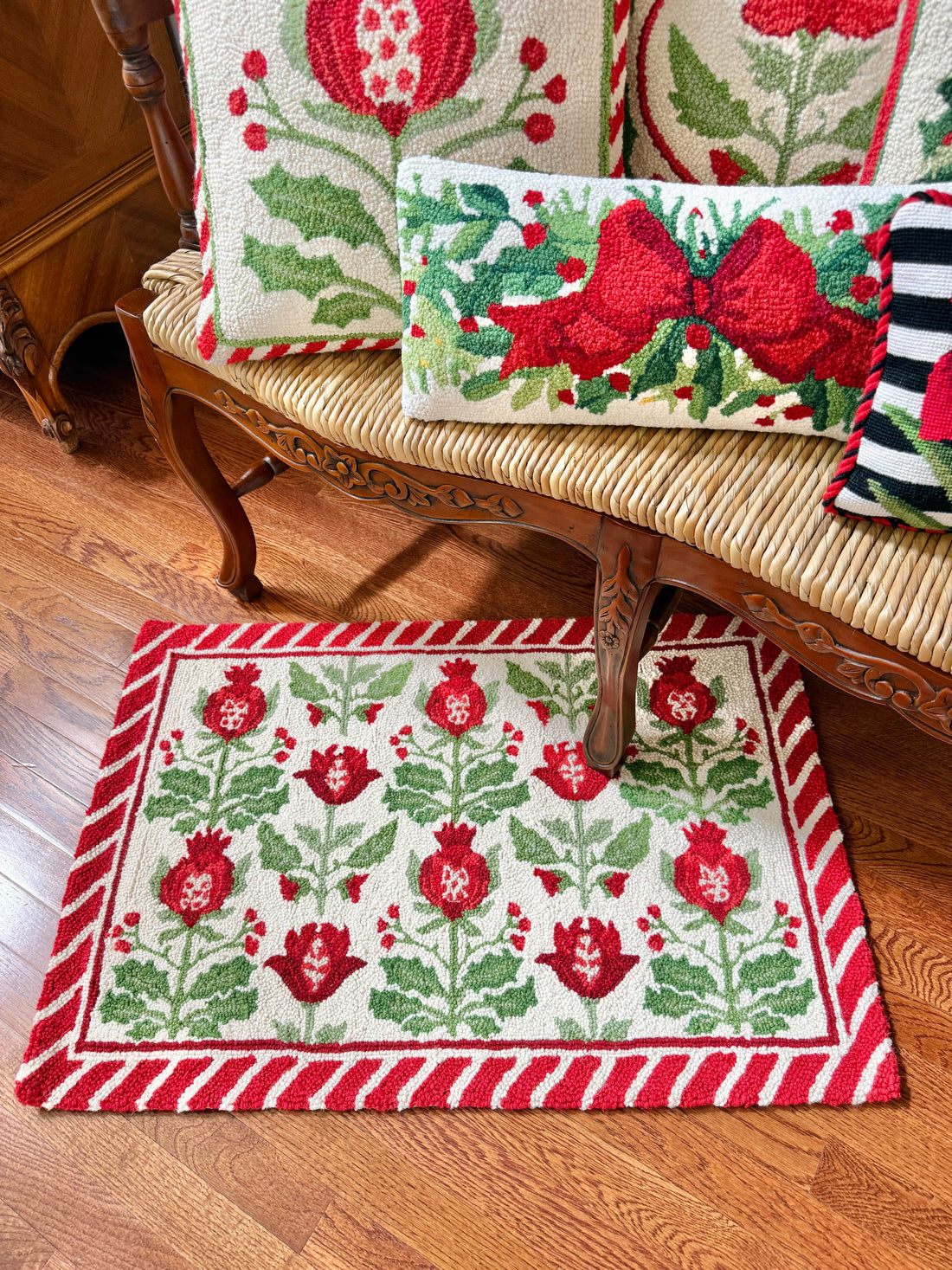 Holiday Mughal hand hooked accent rug