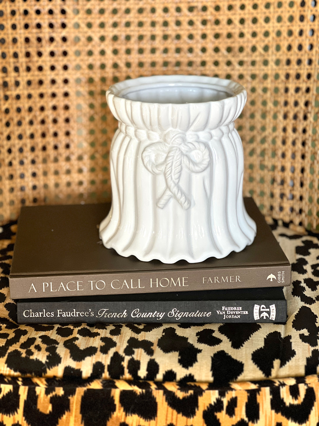 Pleats and bow white ceramic Cachepot