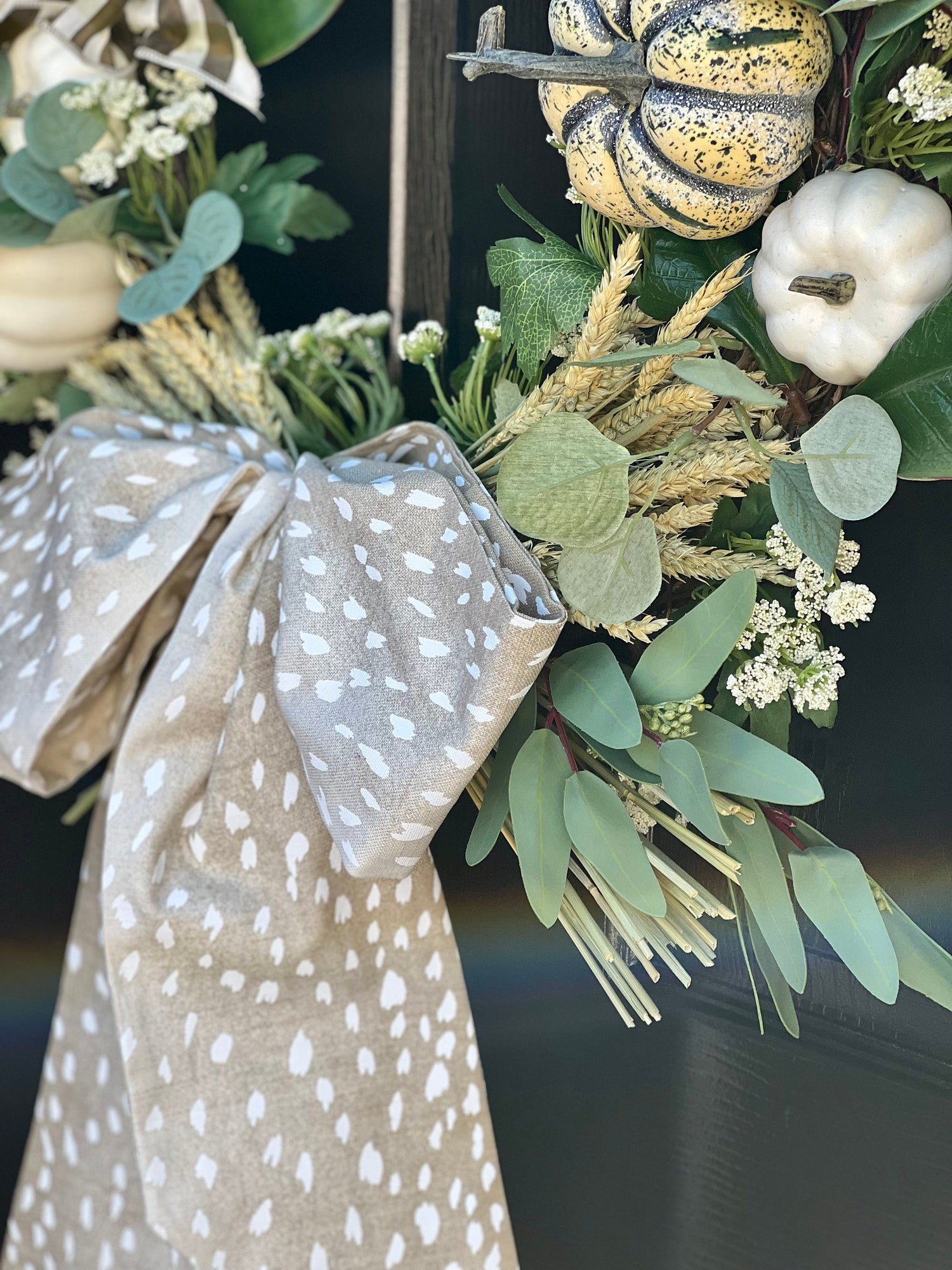 Antelope wreath sash beige and white